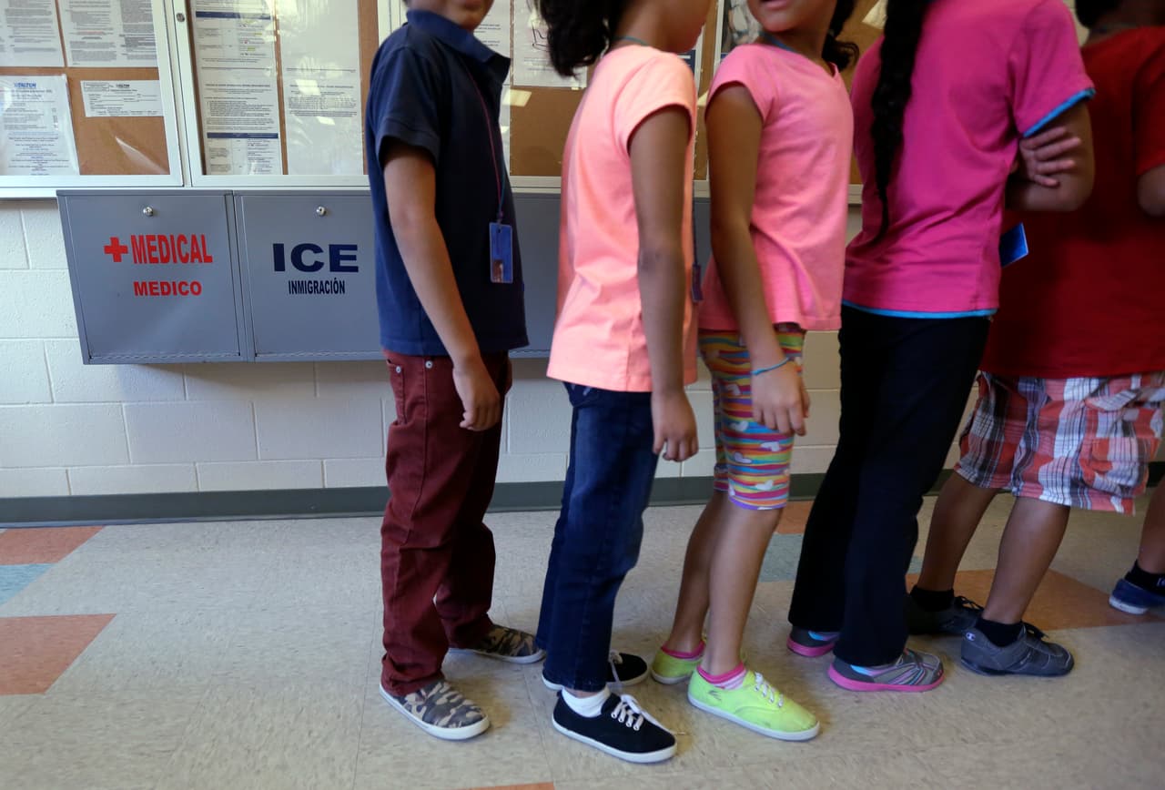Niños migrantes forman una fila en la cafetería del centro de detenciñón de ICE en Karnes (Imagen de archivo).