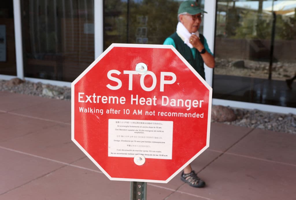Los visitantes del centro Furnace Creek fueron invitados a dejar de caminar a las 10:00 de la mañana del domingo, pues luego podrían sufrir descompensaciones de salud.