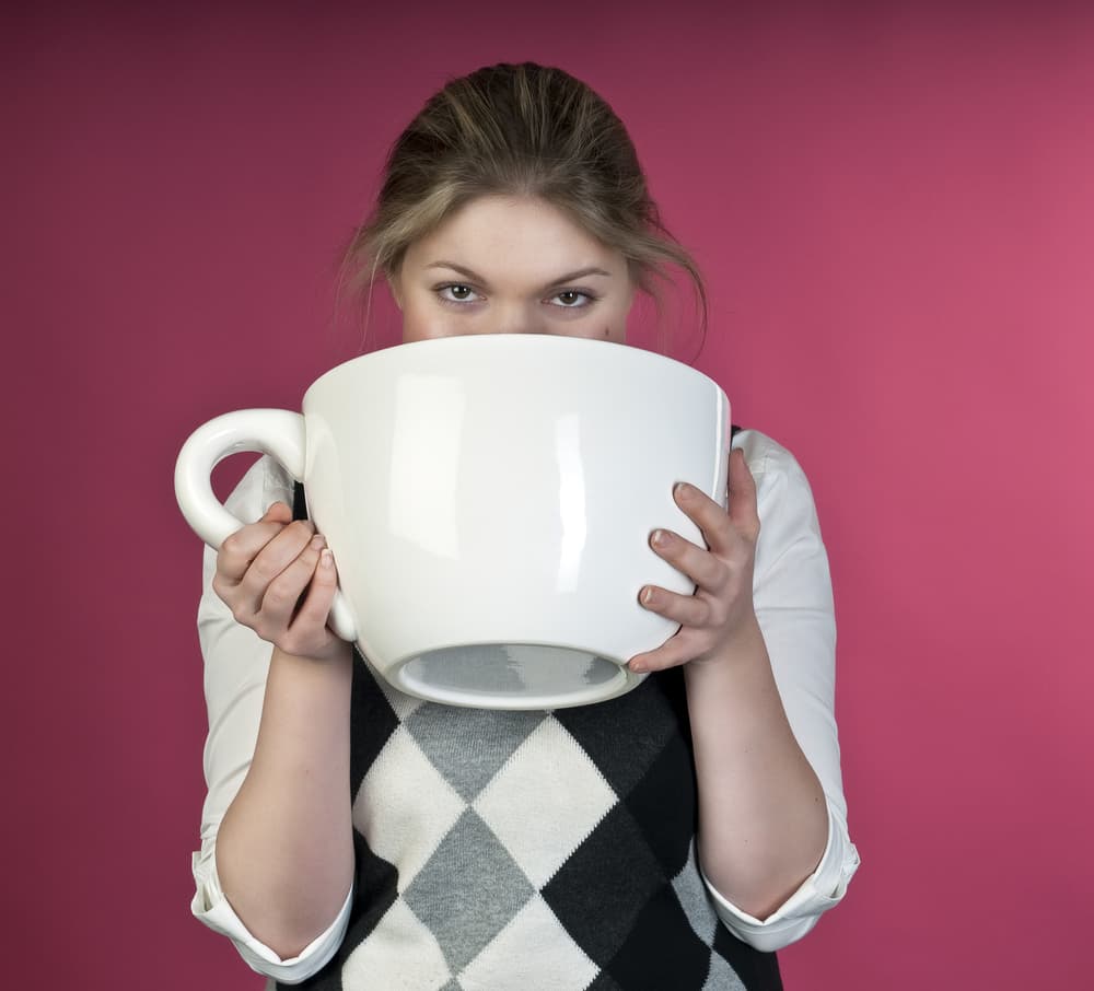 Evita tomar café antes de dormir. Recuerda que la cafeína puede afectar tu ritmo cardiaco y seguramente te espantará el sueño.