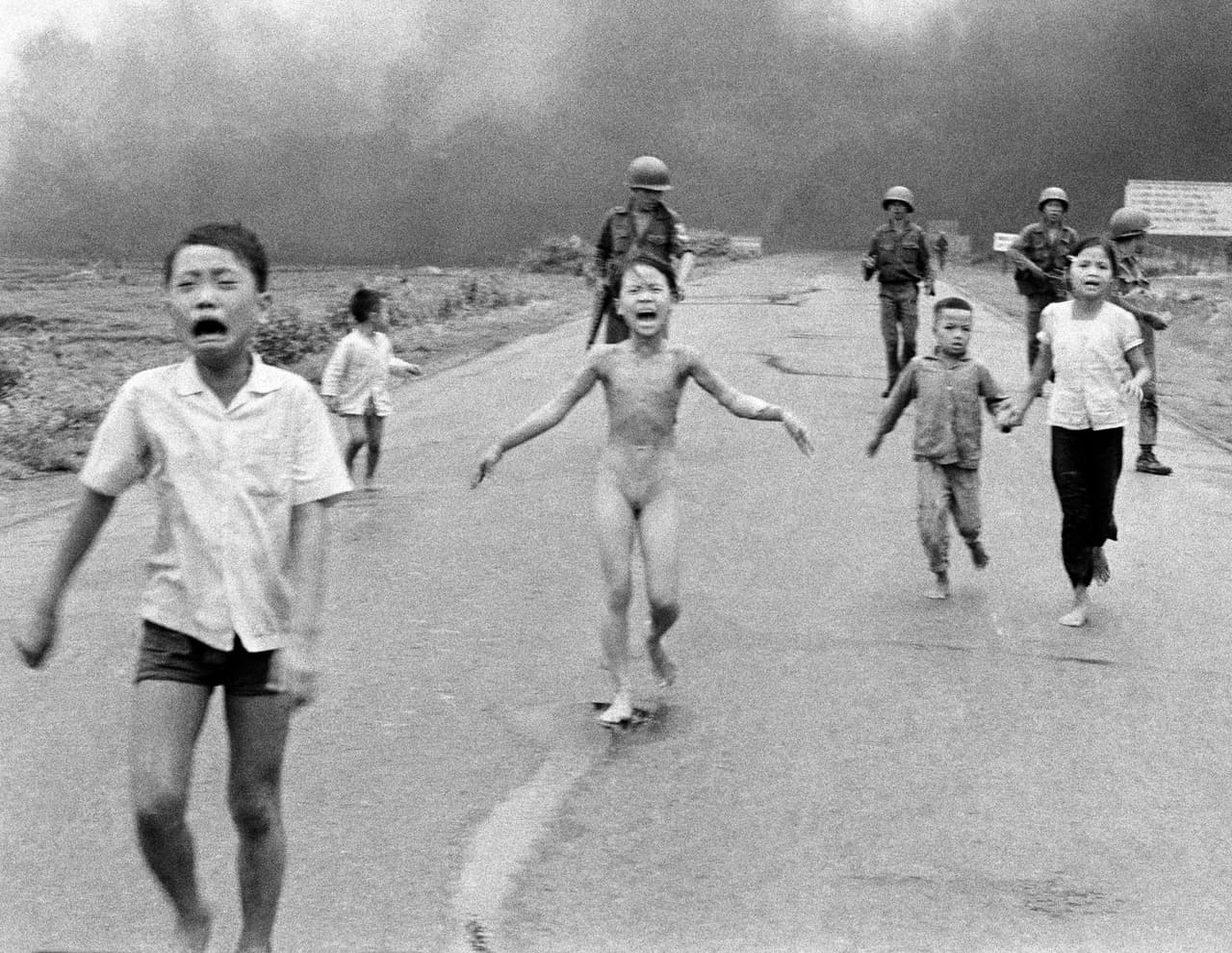 Si hay una foto icónica de las guerras del último siglo, esa es la de la niña 
<b>Kim Phuc </b>llorando dolorida por el napalm que corroía su piel aquel 8 de junio de 1972. Fue tal el poder de esta foto que se considera como uno de los factores que hizo más impopular 
<b>la guerra de Vietnam</b> y que precipitó la derrota y salida del Ejército estadounidense un año después.
