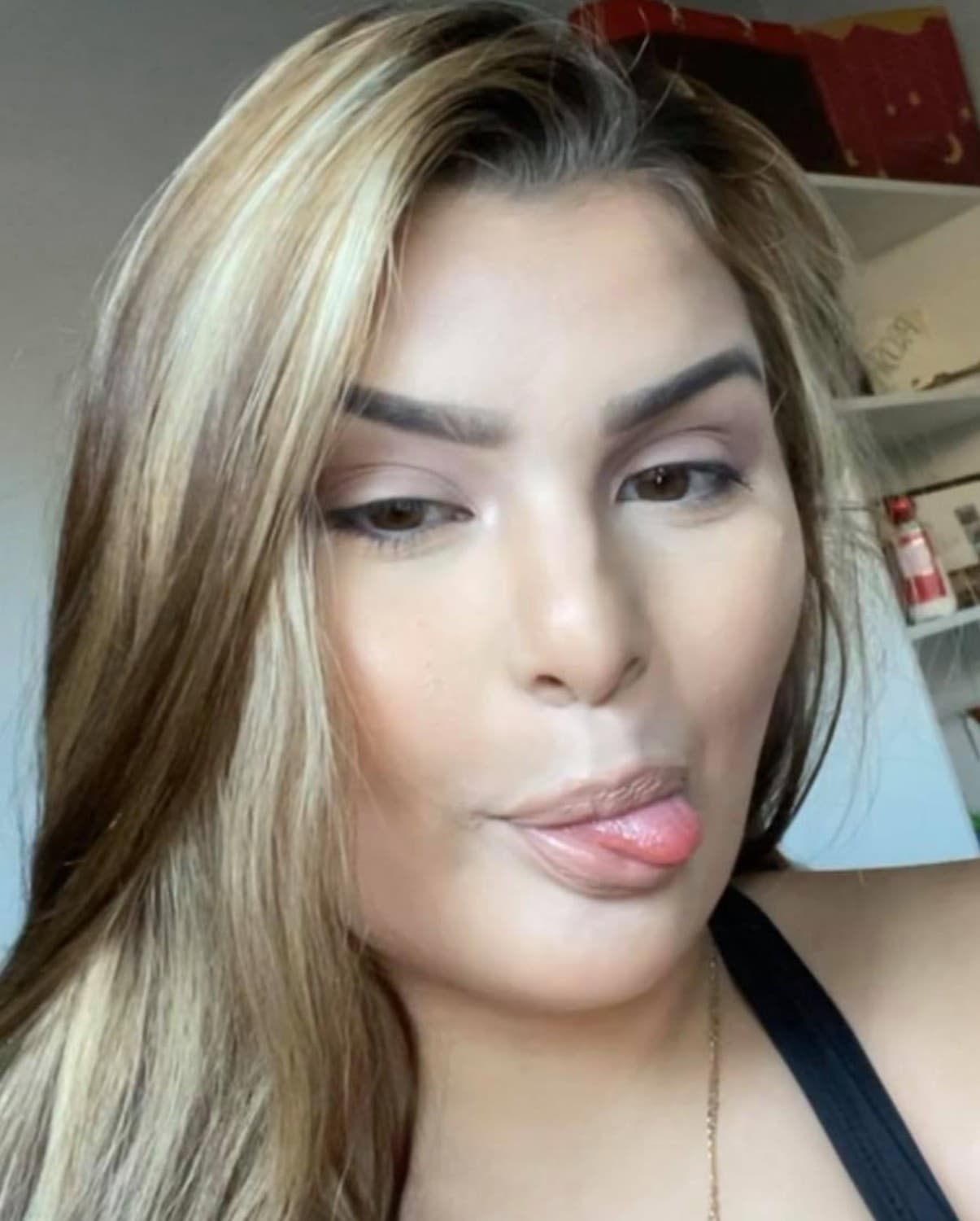 Las autoridades de la ciudad de Hammond, al igual que las del condado Lake, en Indiana, se han limitado a responder que 
<b><a href="https://www.univision.com/local/chicago-wgbo/encuentran-muerta-a-alyssa-flores-hispana-18-anos-casa-indiana">aún investigan</a></b>
<a href="https://www.univision.com/local/chicago-wgbo/encuentran-muerta-a-alyssa-flores-hispana-18-anos-casa-indiana"> <b>la muerte de la joven hispana Alyssavette Flores</b></a>
<b>, </b>mejor conocida como 
<b>Alyssa Flores</b>. Esta ocurrió el pasado lunes, 18 de octubre, 
<b>poco antes de las 11:30 de la mañana</b>.