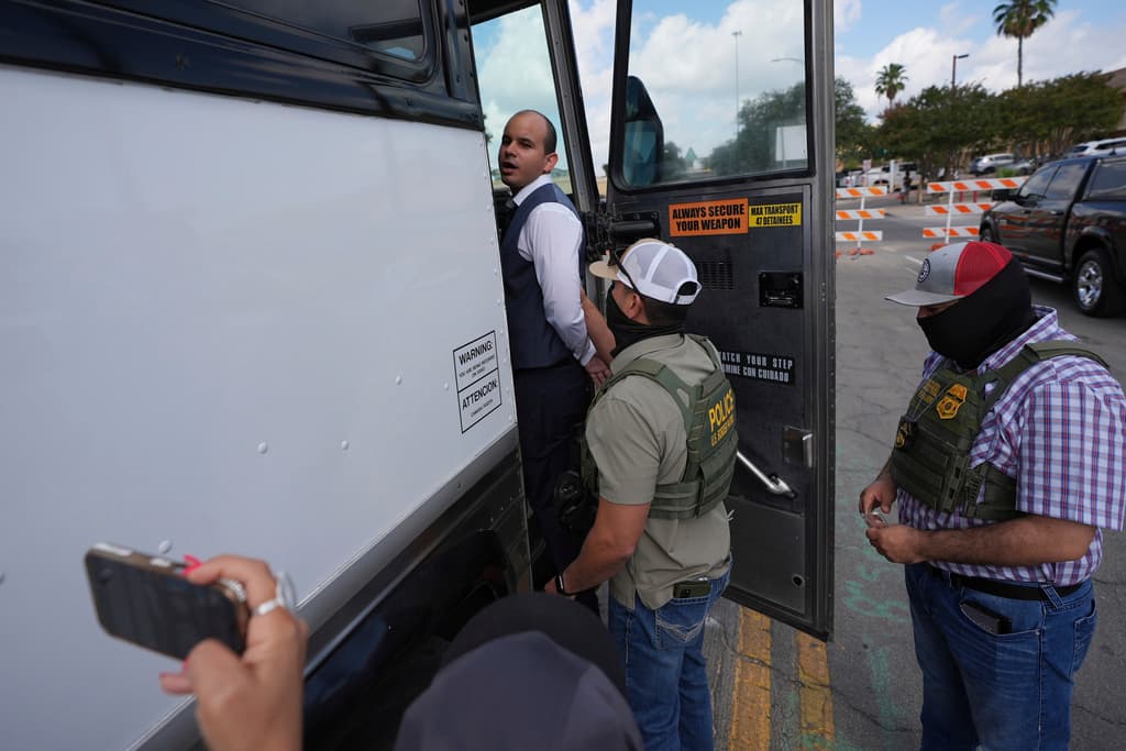 <b>"No tengo abogado"</b>, fue lo último que expresó el 
<b>inmigrante cubano, en riesgo de deportación</b>, al subir al autobús que lo llevaría al 3523 de Crosspoint Drive, donde los agentes de ICE terminarían de procesar su caso.
