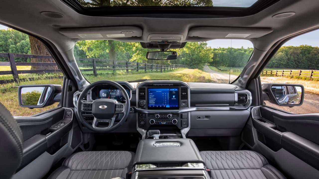 La cabina de la Ford F-150 2021 fue rediseñada totalmente y luce notoriamente más elegante y hermosa que la del modelo 2020.