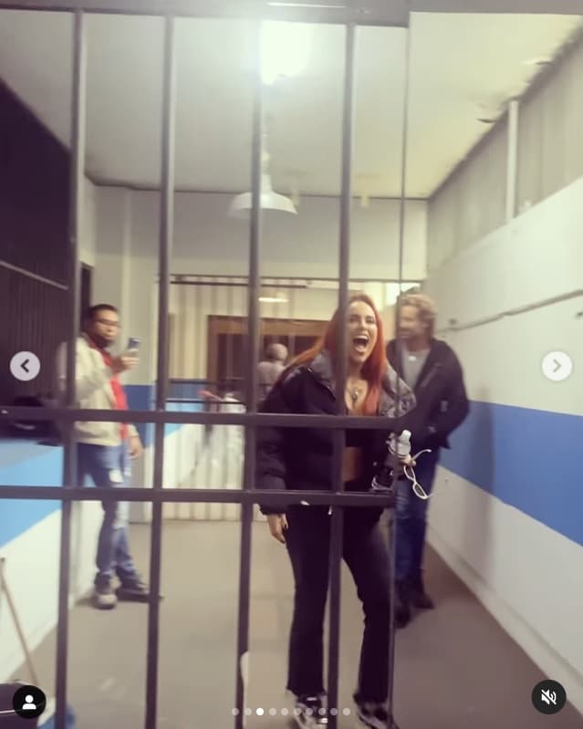 De acuerdo con uno de los clips, ella llegó precisamente con Gabriel a la pequeña fiesta, en la que la recibieron con ‘Las mañanitas’. 
<br>