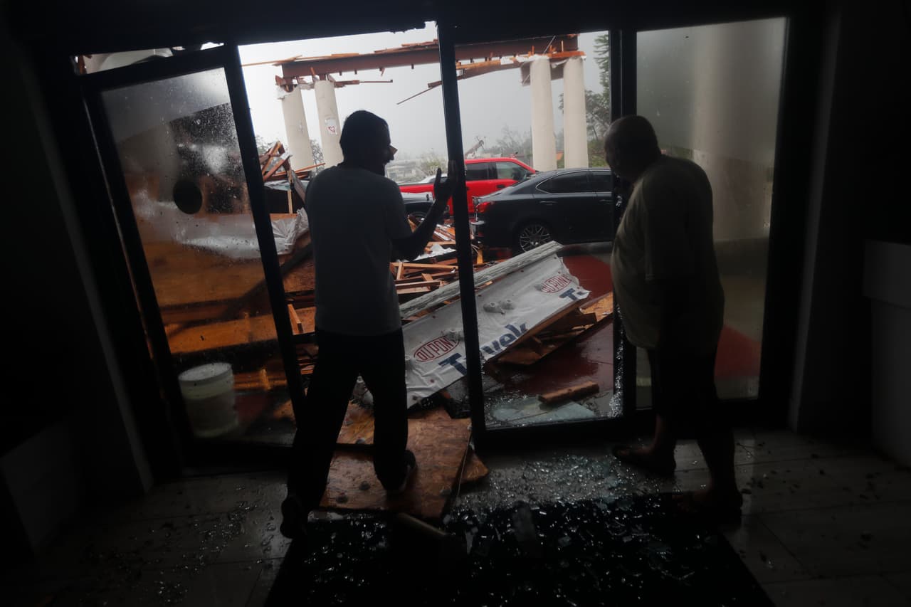 El techo de un hotel colapsó sobre estos autos estacionados en Panama City Beach.