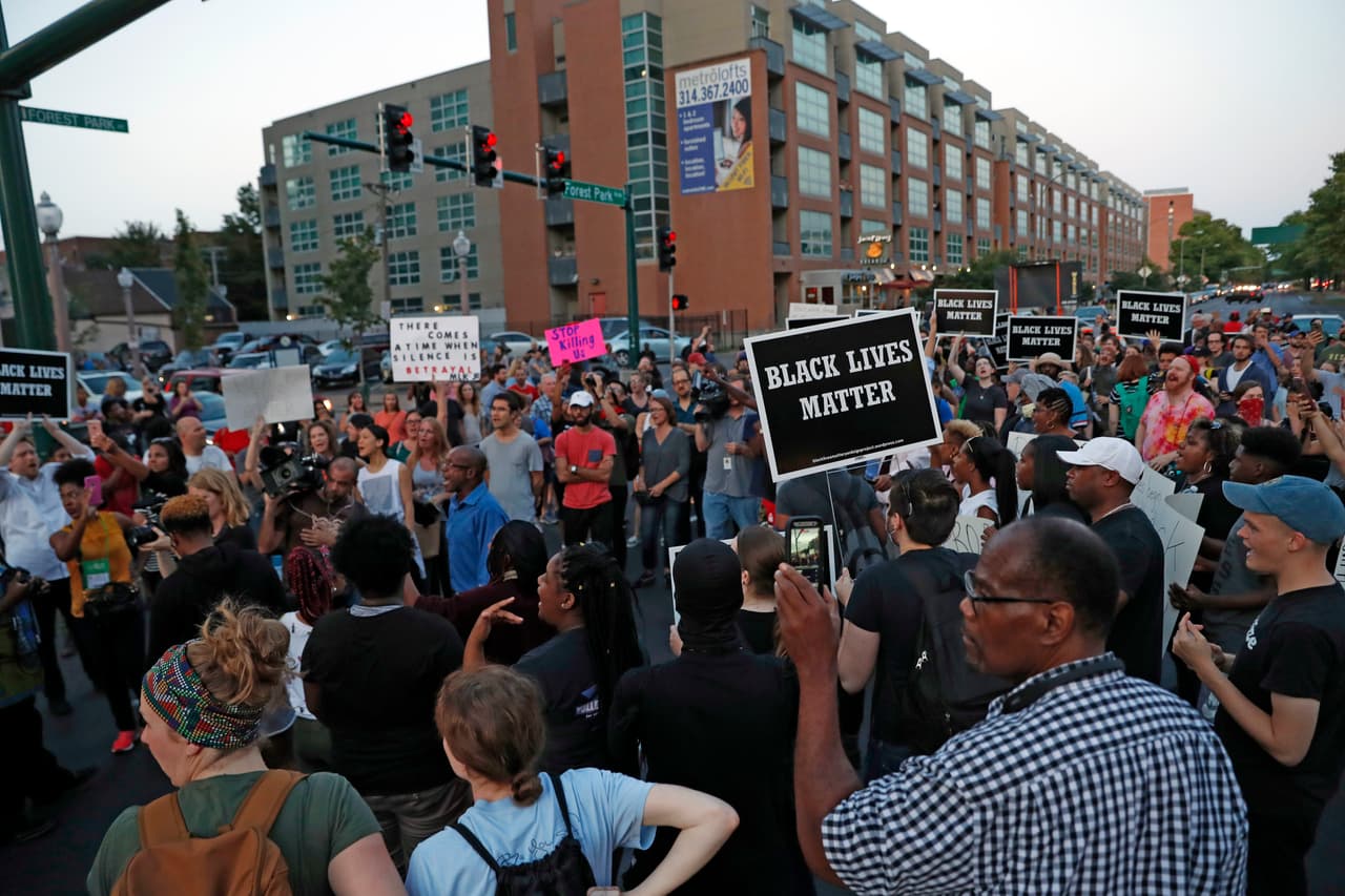 La tarde fue cayendo en Missouri y más personas se sumaban a la protesta. Muchos de ellos llevaban pancartas del movimiento "Black Lives Matter", las vidas de los negros importan.