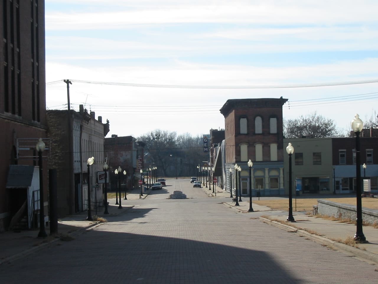 <h3 class="cms-H3-H3">8. Cairo, Illinois</h3>
<br>
<br>🏡 
<b>Cambio en la población de 2010 a 2020: </b>-29.4%
<br>
<br>🏡
<b> Población total: </b>2,818 en 2010; 1,989 en 2020.
<br>
<br>🏡 
<b>Ingreso medio por hogar: </b>$27,661
<br>
<br>🏡
<b> Tasa de pobreza: </b>36.2%
<br>
<br>🏡 
<b>Tasa de desempleo, promedio en los últimos cinco años: </b>9.9%
<br>