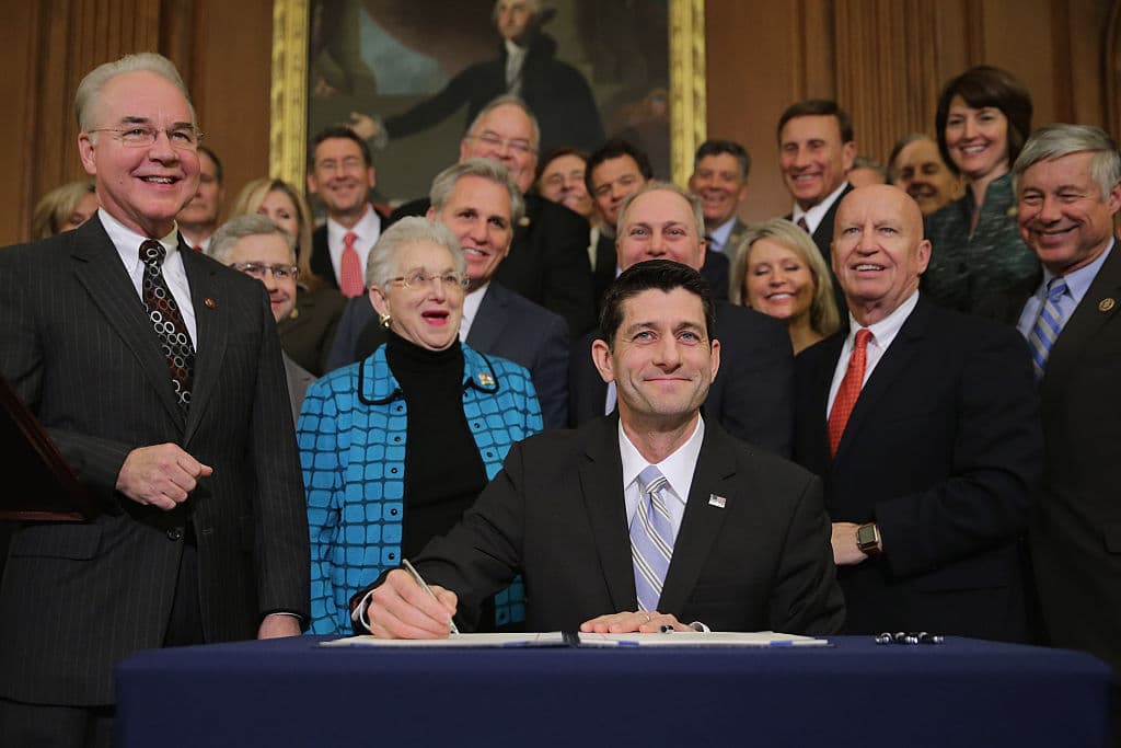Tom Price y Paul Ryan a principios de enero de 2016, durante la firma de una legislación que derogaba el Affordable Care Act y cortaba los fondos a Planned Parenthood, que fue vetada por el presidente Obama.