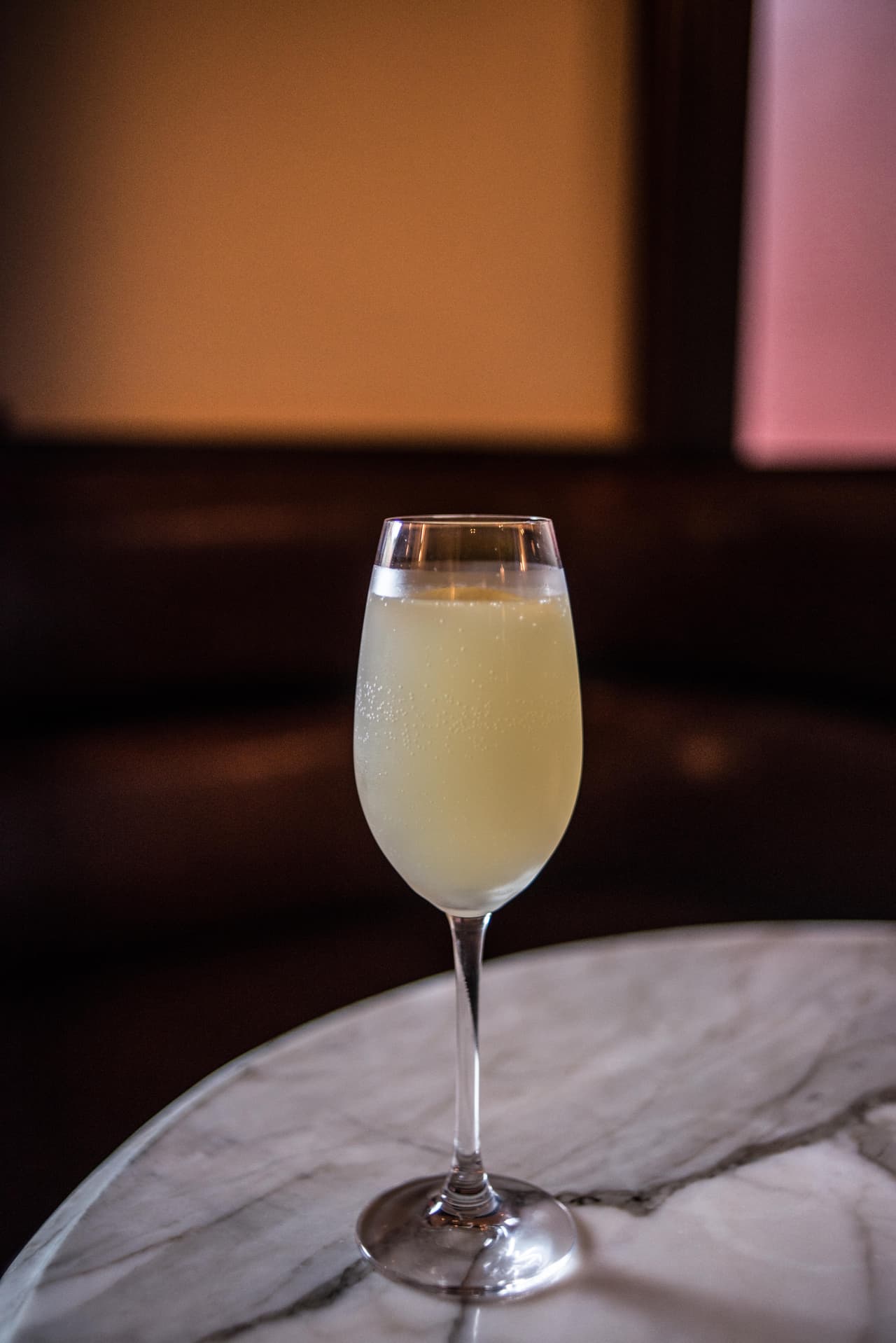 <b>French 75: </b>Este trago ejemplifica las raíces francesas de Nueva Orleans, su nombre hace referencia a un cañón de la artillería francesa de 75 mm. Una creación que surgió durante la Primera Guerra Mundial, gracias a Raoul Lufbery, un famoso piloto franco-estadounidense a quien le gustaba mezclar champaña con coñac. Con el tiempo, la ginebra reemplazó al coñac. El coctel, con el tiempo, cambió el coñac por la ginebra. 
<br>
<br>Para prepararlo mezcla en una copa flauta 2 partes de ginebra, 1 parte de azúcar, ½ de jugo de limón, 4 partes de champaña.
<br>