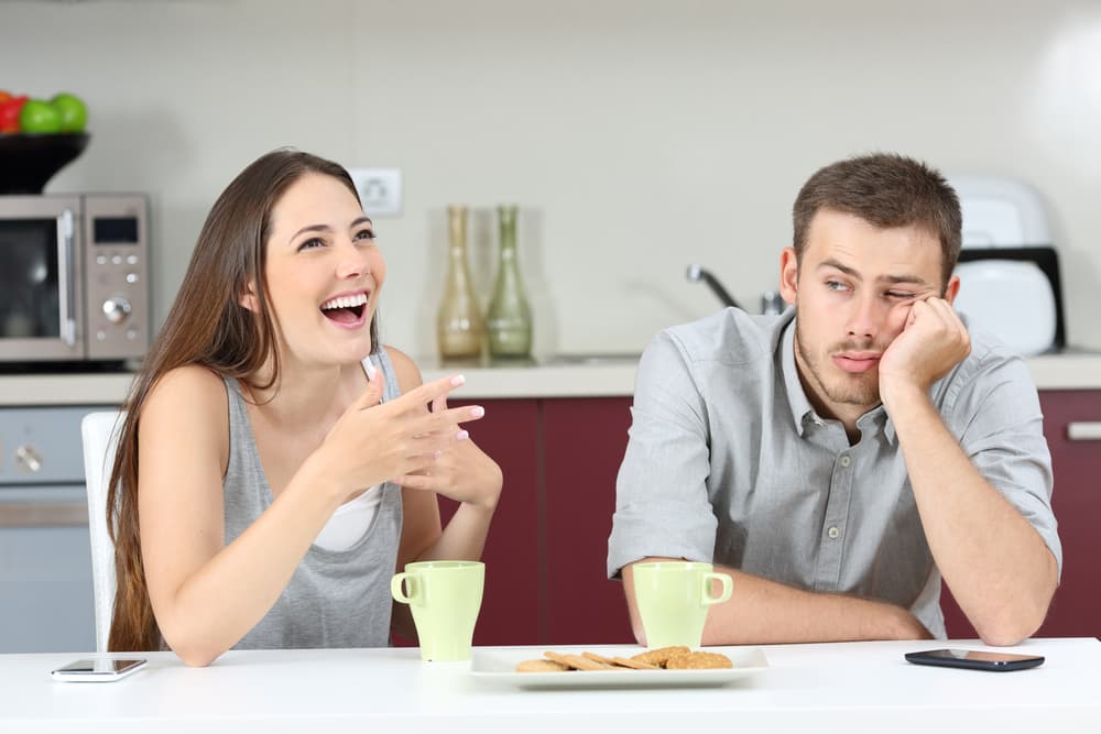 Para ti si dos personas no están hablando constantemente es que no es interesan mutuamente, lo cual es un grave error. Puedes estar junto a un ser querido, paseando, admirando el paisaje sin necesidad de hablar. Cuando hay una buena relación, armonía y amor, un gesto, una mirada, una sonrisa de complicidad mutua es más que suficiente y sobran las palabras.