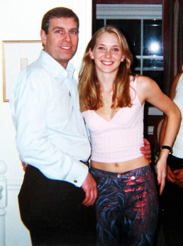 En 'BBC panorama' también 
<b><a href="https://www.bbc.com/news/av/uk-50635831/virginia-giuffre-on-prince-andrew-i-knew-i-had-to-keep-him-happy?intlink_from_url=https%3A%2F%2Fwww.bbc.com%2Fnews%2Ftopics%2Fc77jz3md4qwt%2Fuk-royal-family&link_location=live-reporting-map" target="_blank">fue entrevistada Virginia Roberts</a></b> (en la foto con el príncipe Andrés), una de las presuntas víctimas de Epstein. Ella asegura que fue llevada de EEUU a Reino Unido cuando tenía 17 años para tener relaciones sexuales con el duque de York.