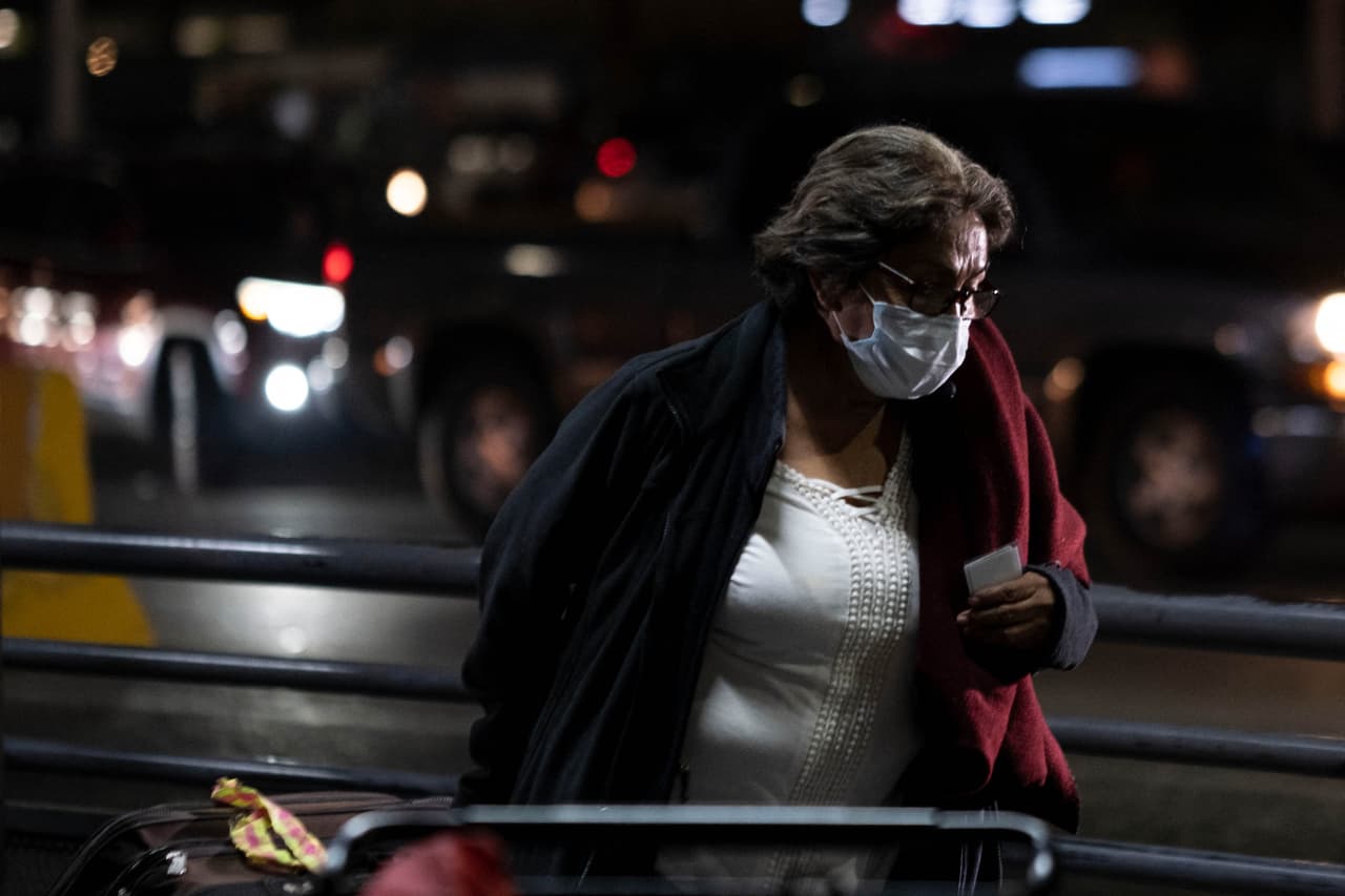 Isabel González, de 63 años y residente de Tijuana, fue una de las primeras viajeras no esenciales en cruzar a Estados Unidos en la madrugada del 8 de noviembre. 
<br>
<br>Los negocios en centros comerciales y calles de las ciudades fronterizas estadounidenses fueron golpeados por la falta de visitantes de México. 
<br>