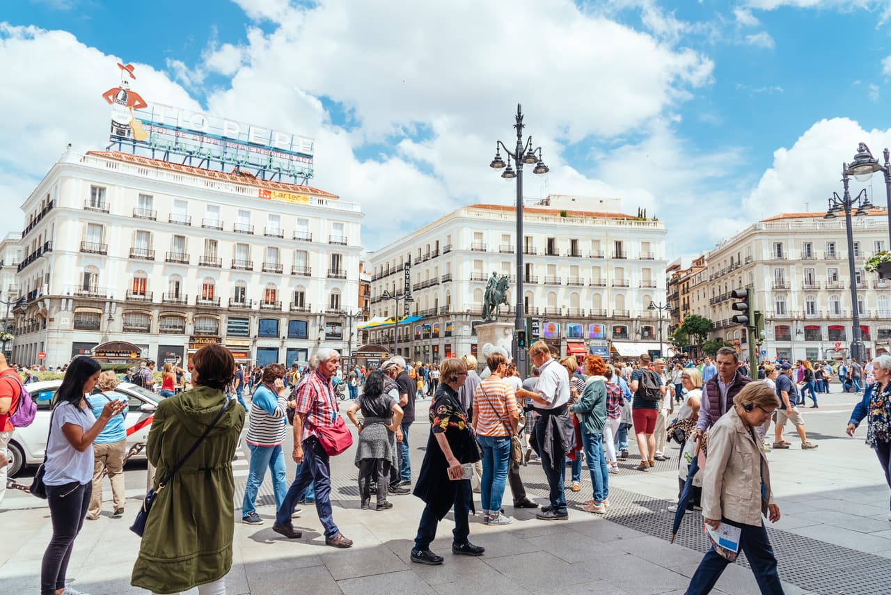 <b>España</b>
<br>
<br>Salario mínimo por hora: 7.28 dólares.
<br>
<br>En 2020 el salario mínimo en España era solo tres centavos más alto que el estadounidense. Este país prevé un aumento que llevaría la paga mínima mensual de 950 euros a 1,200 euros (unos 1,417 dólares). Eso pondría su salario mínimo anual en alrededor de 17,000 dólares por año.
<br>