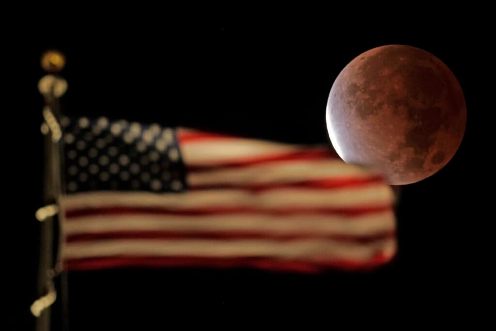 El 
<a href="https://www.univision.com/noticias/medio-ambiente/el-eclipse-lunar-parcial-mas-largo-como-verlo">segundo y último eclipse lunar del año</a> tuvo lugar este viernes y fue el más largo de su tipo (un eclipse parcial) 
<b>en 580 años</b>, según la NASA. 
<br>
<br>La fotografía muestra el fenómeno visto desde Kansas City, Missouri.