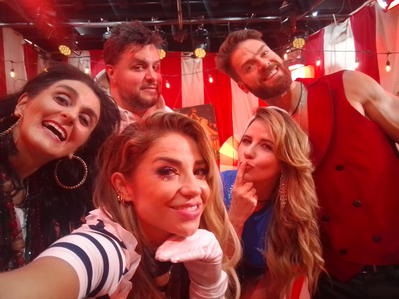 Las fotos grupales no podían faltar, aquí vemos a Bárbara, Paul, Ferka, Raquel y Jorge, sonrientes ante la cámara.