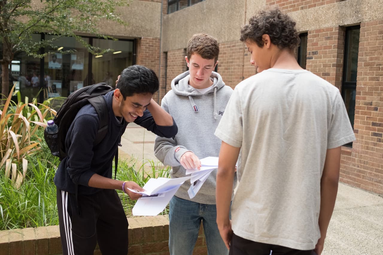 <b>Hispanic Association of Colleges & Universities</b>
<br>La Asociación de 
<i>Colleges</i> y Universidades Hispanas, o 
<a href="https://www.hacu.net/hacu/Scholarships.asp">HACU</a> por sus siglas en inglés, le otorga una variedad de becas a estudiantes que demuestren que tienen necesidades financieras. Aceptan aplicaciones a partir de la enero.