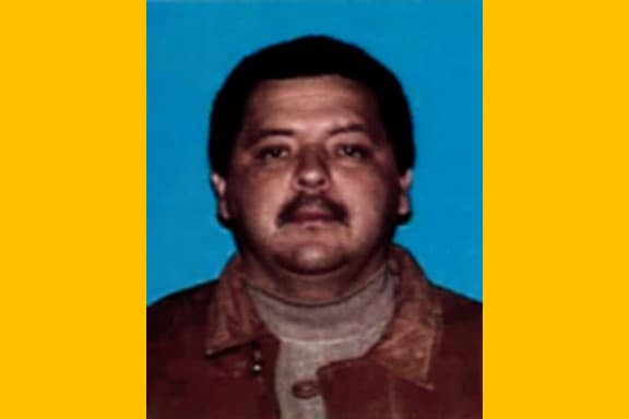 <h3 class="cms-H3-H3">CARLOS VÁSQUEZ SERRANO </h3>
<br>
<br>Se le acusa de asesinato, secuestro, asalto con un arma de fuego y robo. Carlos Vásquez Serrano es buscado por su presunta participación en el asesinato de un hombre, en el interior de un bar de Los Ángeles, California, el 1 de febrero de 2006. 
<br>
<br>Después del presunto asesinato, el fugitivo irrumpió en la oficina del bar y robó el equipo de grabación de vídeo. Luego, supuestamente secuestró a una mujer y huyó a México con ella, reteniéndola en contra de su voluntad. Se cree que tiene 48 años en el presente. Se le busca desde el 2012.