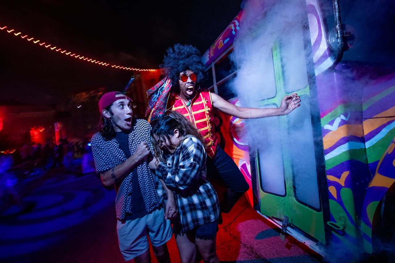 Además de las casas embrujadas, los trabajadores de Universal intentarán asustarte en tu recorrido. 
<a href="https://www.universalorlando.com/hhn/en/us?_gl=1*1by1ta*_gcl_au*OTYzNDg4OTI2LjE2OTY2ODk3NjI.&_ga=2.74450002.1346357014.1696689762-1511804994.1696689762" target="_blank">Más información aquí.</a>