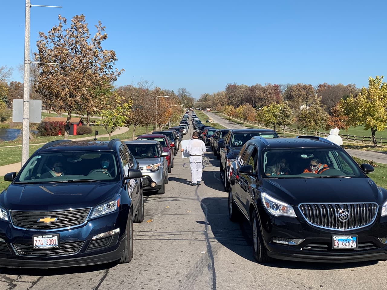 Los niños están emocionados de recibir dulces del alcalde Richard Irvin durante el Drive-Thru de Aurora Trick-or-Treat 2021. Más de 4,000 niños participaron el año pasado. El evento de este año, que se llevará a cabo el próximo domingo, se agotó en horas.