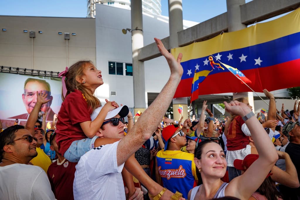Por último,
<a href="https://www.univision.com/local/miami-wltv/elecciones-de-venezuela-2024-politicos-florida-marcos-rubio-maria-elvira-salazar-carlos-gimenez">políticos de Florida denunciaron fraude en las elecciones de Venezuela</a>. El senador Marco Rubio y los representantes María Elvira Salazar y Carlos Giménez afirman que Maduro desconoció la voluntad popular de los venezolanos.