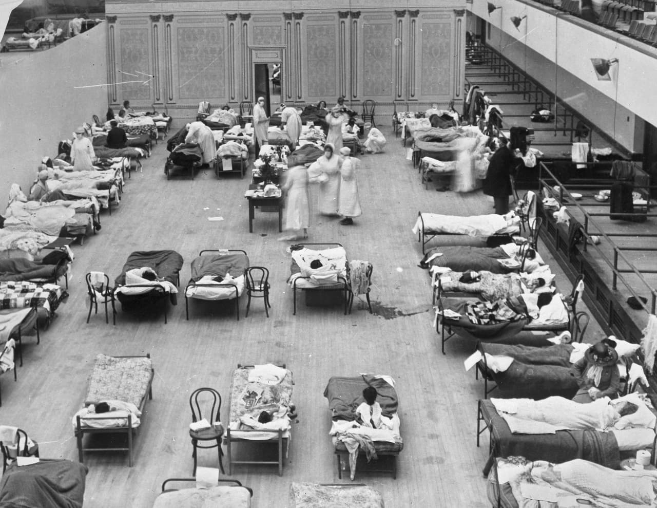 Enfermeras voluntarias de la Cruz Roja Estadounidense atienden a pacientes con ‘gripe española’ en el Auditorio Municipal de Oakland, utilizado como hospital temporal. La epidemia redujo la esperanza de vida promedio en Estados Unidos en más de 12 años y según los CDC, no se ha observado una tasa de mortalidad comparable durante ninguna de las temporadas de gripe o pandemias conocidas que ocurrieron antes o después de 1918.
<br>