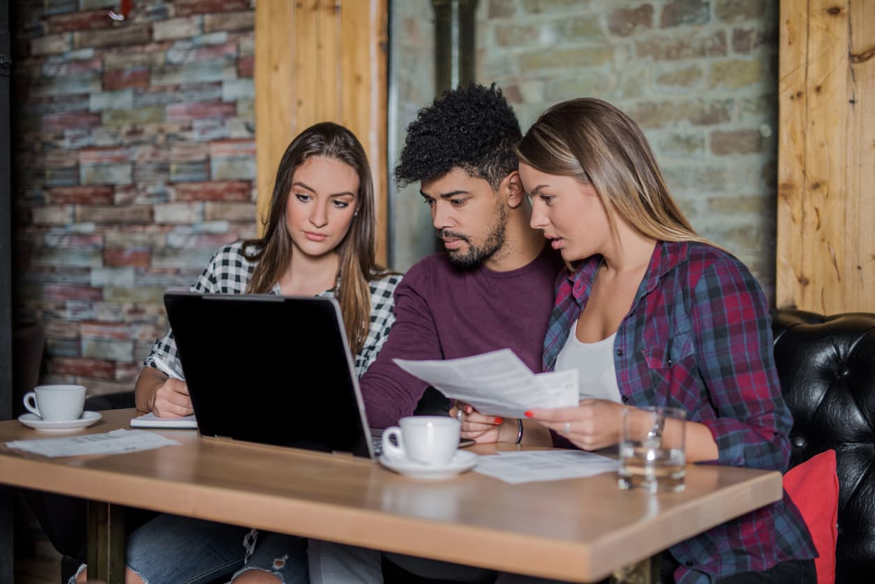 <h3 class="cms-H3-H3">1.- Condonación de préstamos por servicio público</h3>
<br>
<br>Está diseñado para atraer a los graduados universitarios a trabajar en la enseñanza, el cumplimiento de la ley y otros trabajos del sector público con la promesa de la condonación de la deuda después de años de servicio.
<br>
<br>Para calificar, las personas deben hacer 120 pagos mensuales puntuales durante 10 años para cancelar el saldo restante. Su trabajo debe realizarse en el gobierno o ciertas organizaciones sin fines de lucro. 
<br>
<br>Deben estar inscritos en planes de pago específicos, principalmente aquellos que limitan los pagos mensuales de préstamos a un porcentaje de sus ingresos.