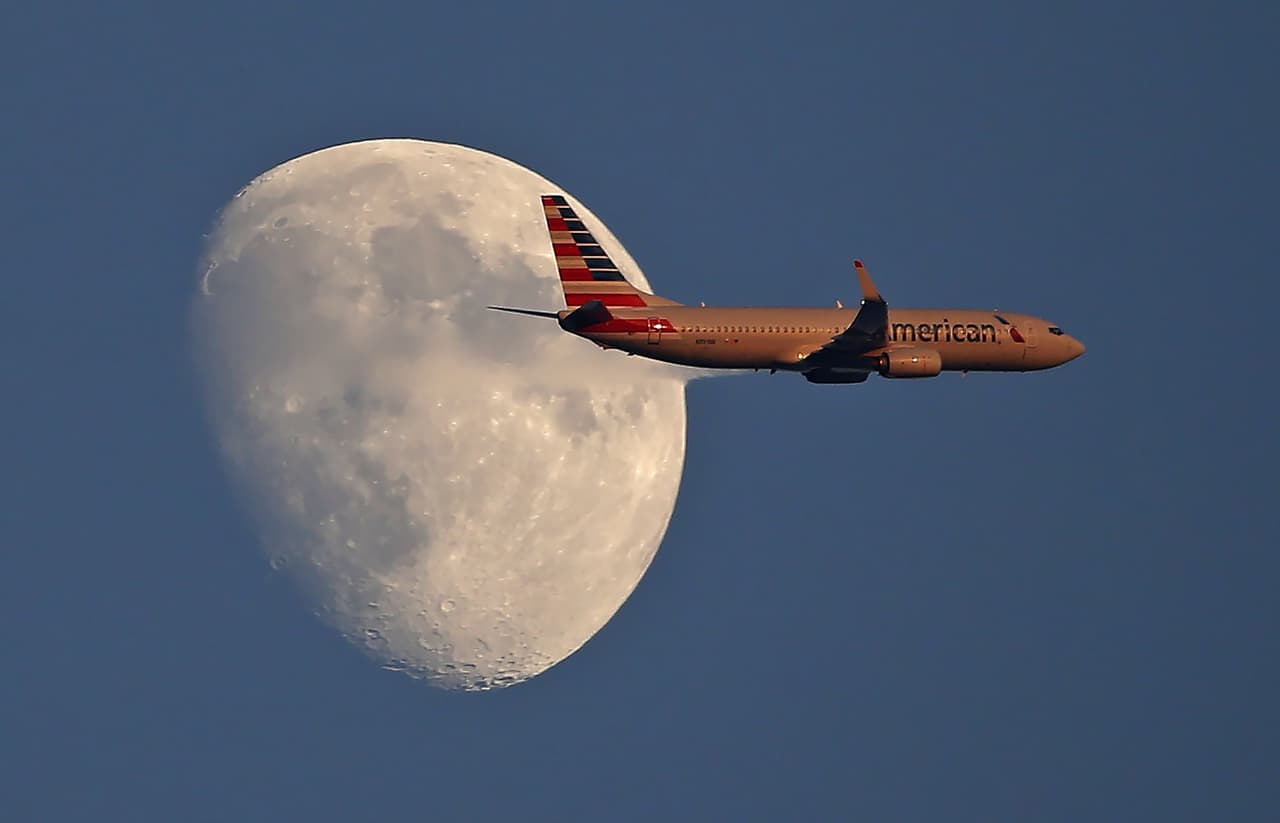 <b>Una enfermedad misteriosa (Junio 28 de 2016)</b>
<br>El capitán del vuelo American Airlines 109 que viajaba de Londres a Los Angeles tuvo que regresar al aeropuerto de Heathrow después de cuatro horas de vuelo una vez que una azafata colapsó y otros pasajeros reportaron sentirse enfermos. Sin tener muy claras las razones de esta misteriosa enfermedad que provocó mareos y perdida del equilibrio, el piloto decidió regresar al aeropuerto de origen 
<a href="http://www.telegraph.co.uk/news/uknews/12126524/London-to-Los-Angeles-flight-turned-back-to-Heathrow-after-mystery-illness.html">según narró <i>The Telegraph</i></a>. Aunque luego no se aclaró muy bien lo que había ocurrido algunos pasajeros narraron que unos equipajes habían sido retirados.