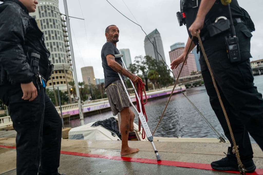 Oficiales del Departamento de la Policía en Tampa se acercaron hasta el 'Teniente Dan' el mismo miércoles 9 de octubre, horas 
<b><a href="https://www.univision.com/local/miami-wltv/las-imagenes-tras-el-impacto-del-huracan-milton-en-florida-video" target="_blank">antes del azote del huracán categoría 3</a></b>. De allí salieron sin resultados, al igual que otras personas que invirtieron tiempo y energías intentando convencerlo de que permanecer en el lugar lo exponía a la muerte.