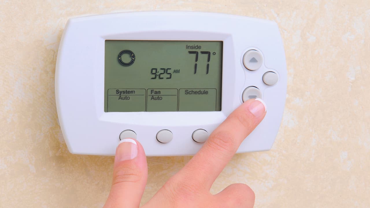 <b>Temperatura ideal del AC</b>
<br>Si quieres ahorrar en tu factura de energía usando el aire acondicionado, lo ideal es fijarlo en una temperatura entre los 75ºF y 78ºF. De esta manera consume menos electricidad.