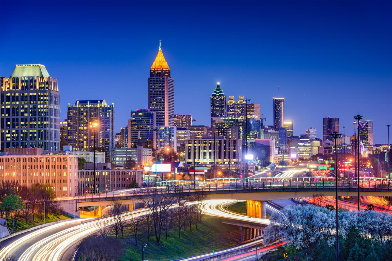 <h3 class="cms-H3-H3">25. Atlanta-Sandy Springs-Roswell, Georgia</h3>
<br>
<br>➡️
<b> Precio promedio, mayo 2022:</b> $428,000
<br>
<br>➡️ 
<b>Aumento en el precio promedio, de mayo de 2021 a mayo de 2022:</b> +9.8%
<br>
<br>➡️ 
<b>Promedio de días que dura una casa en el mercado: </b>29
<br>