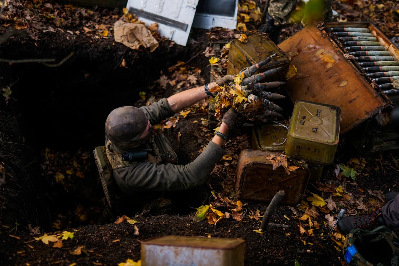 Un desminador de defensa territorial ucraniano toma municiones rusas dejadas mientras su equipo limpia minas cerca de la aldea de Grakove, Ucrania. Según el gobernador de la región de Kiev, Oleksiy Kuleba, los ataques ocurrieron en una zona próxima a la capital.