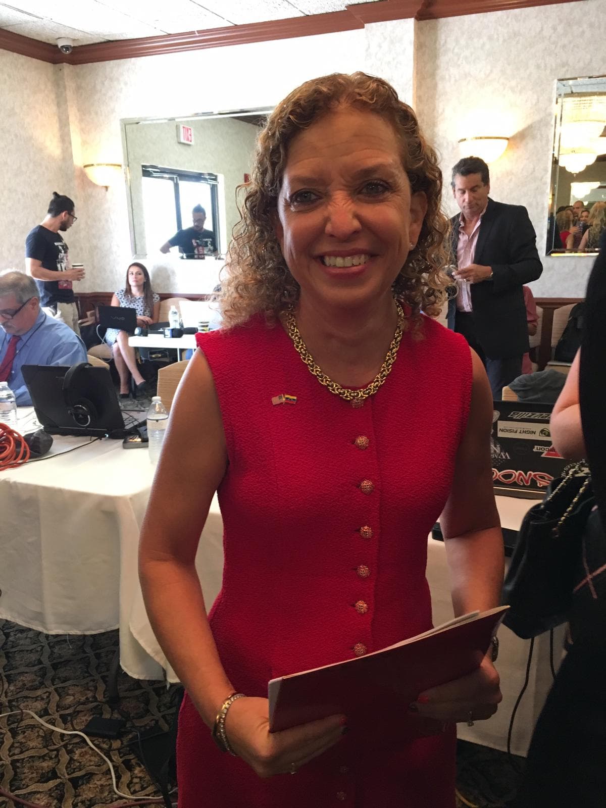 La congresista Wasserman Schultz criticó durante la reunión al senador Rick Scott, por la emienda que éste hizo al TPS, para otorgar solamente 18 meses de estadía legal a los venezolanos. La oficina de Scott respondió con un comunicado. "“La congresista Wasserman-Schultz parece haber olvidado que fue expulsada sin ceremonias como presidenta del DNC. Sus comentarios de hoy, además de ser falsos, son las mismas tonterías partidistas que hemos escuchado de ella durante años", dice el comunicado.