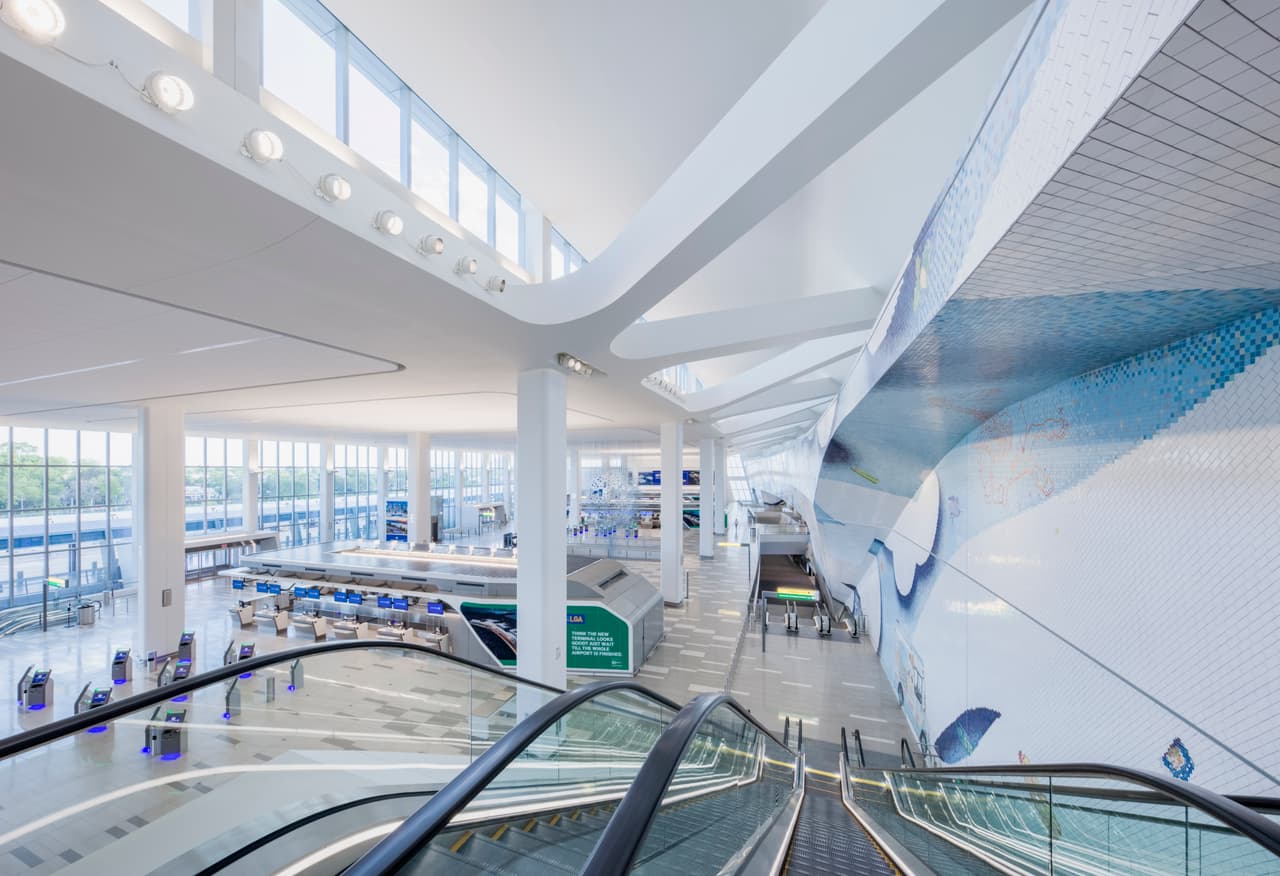 Con un valor de construcción de $4 mil millones, el proyecto de la Terminal B es una de las asociaciones público-privadas más grandes que ha visto Estados Unidos y una de las más grandes en la historia de la aviación estadounidense.
<br>