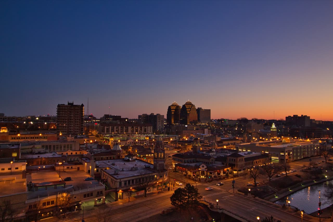 <b>Puesto 11. Overland Park, Kansas.- </b>Esta ciudad se encuentra entre las que tienen un mayor ingreso anual en Estados Unidos. Con un total de 58.65puntos, este lugar se encuentra en el puesto once de la lista. 
<br>