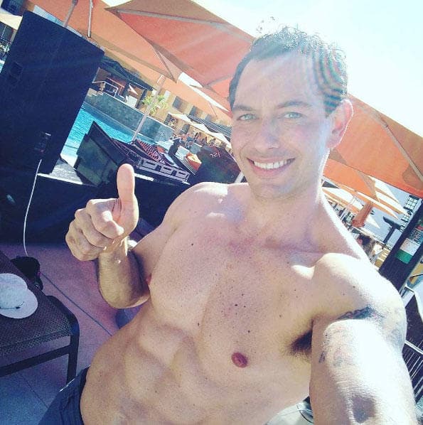 Alejandro Peniche es uno de los que siempre apapacha a sus fans con fotos donde muestra su lavadero.