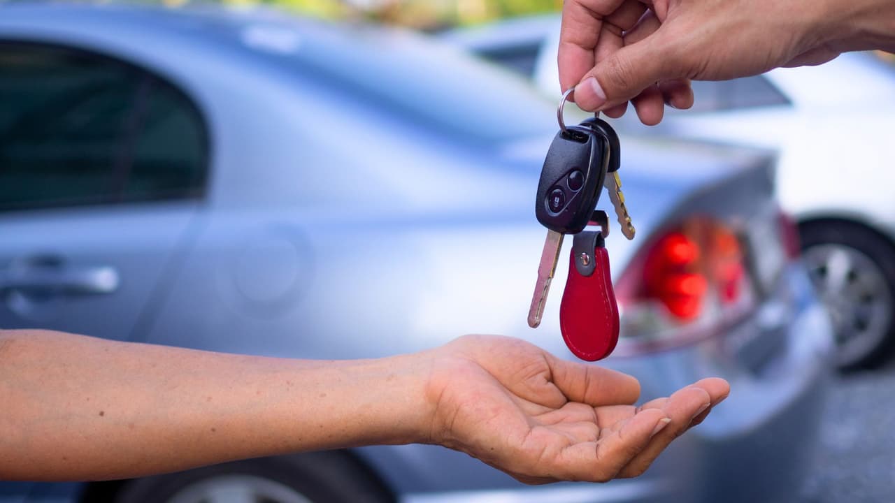<h3 class="cms-H3-H3">¿Qué tengo que hacer si vendo o compro un vehículo? </h3>
<br>
<b>Si vas a vender tu auto: </b>
<br>Quita tus placas metálicas. 
<br>Puedes usarlas en otro vehículo de tu propiedad, si el Departamento de Vehículos Motorizados lo autoriza. 
<br>Si decides no reutilizarlas, debes desecharlas en un plazo de 10 días. 
<br>
<b>Si vas a comprar un auto: </b>
<br>Ya no recibirás placas de papel temporales. El auto deberá tener placas metálicas válidas desde el primer día.