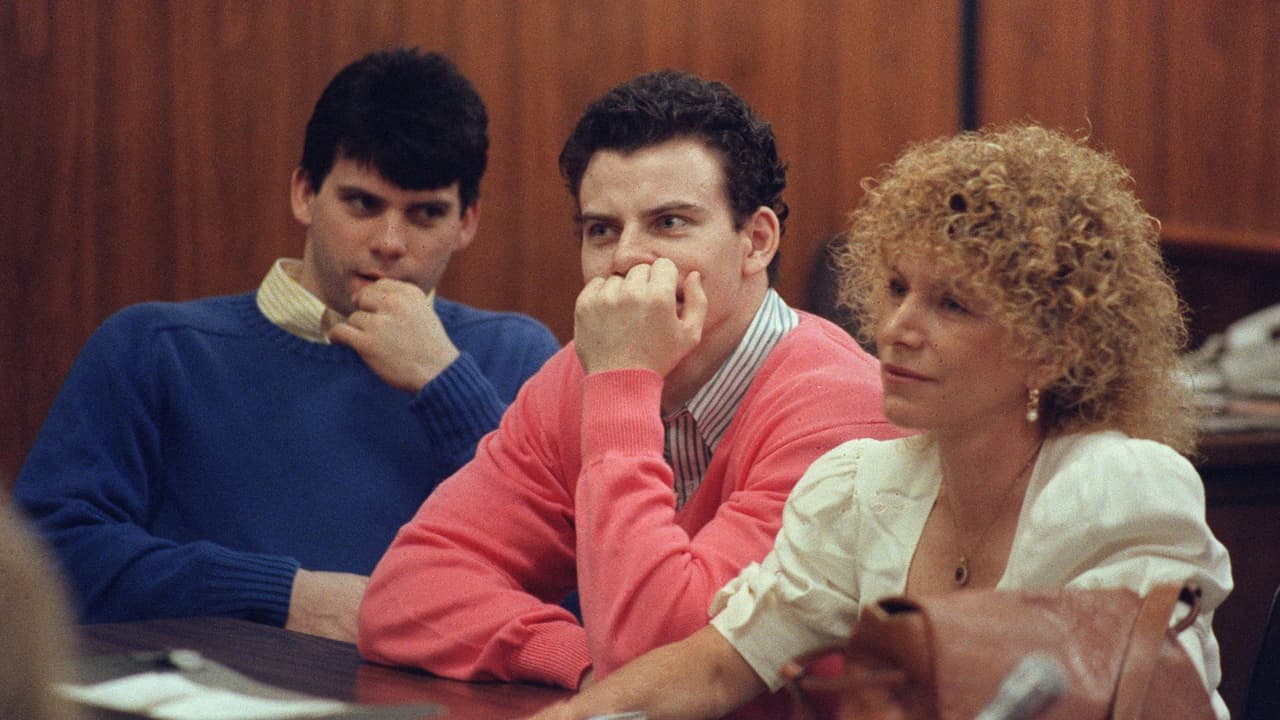 En la década de los 90, comenzó el mediático juicio contra los hermanos Menéndez. En el juicio, 
<b>Erick refería a que fue víctima de abuso sexual por parte de su padre, además se mostraron algunas fotografías que presuntamente incriminaban a José Menéndez. </b>Sin embargo, la versión de los abusos sexuales no terminó por convencer al jurado en aquella época y decidieron darles cadena perpetua. Después de 35 años, 
<a href="https://www.univision.com/local/los-angeles-kmex/nueva-evidencia-caso-hermanos-menendez-podria-dejarlos-en-libertad-asesinato-padres" target="_blank">nueva evidencia podría darles una oportunidad de libertad.</a>