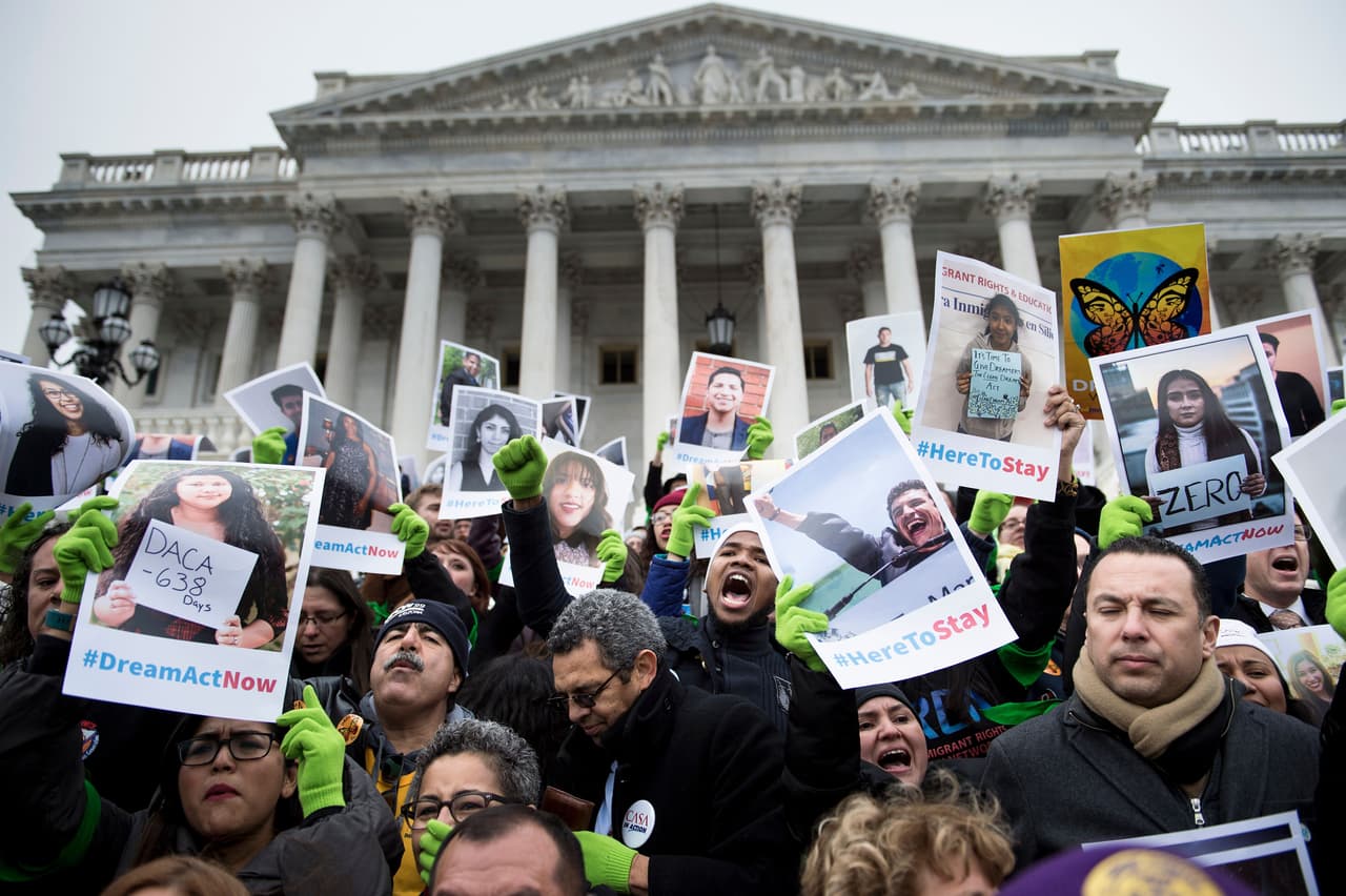 <b>Por una solución (6 de diciembre).</b> Varias organizaciones civiles han llamado a movilizarse por una alternativa legal definitiva para los dreamers. 
<b><a href="https://www.univision.com/noticias/dreamers/siete-dreamers-incluida-erika-andiola-siguen-arrestados-y-en-huelga-de-hambre-mientras-temen-la-llegada-de-ice">Siete activistas fueron arrestados por protestar</a></b> en los pasillos del capitolio. En la fotografía, varias decenas de manifestantes protestan en Washington con fotografías de personas en peligro de perder el estatus legal en los EEUU.