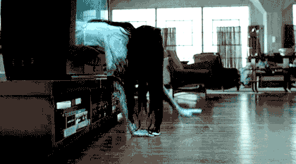 <h3>Para los que aman las leyendas urbanas:</h3>
<br>
<b>The Ring</b> (2002)
<br>
<b>Director: </b>Gore Verbinski
<br>
<b>Actores:</b> 
<a href="http://www.imdb.com/name/nm0915208?ref_=tt_ov_st_sm">Naomi Watts</a>, 
<a href="http://www.imdb.com/name/nm0376540?ref_=tt_ov_st_sm">Martin Henderson</a>, 
<a href="http://www.imdb.com/name/nm0004051?ref_=tt_ov_st_sm">Brian Cox</a> 
<br>Después de ver esta película, es posible que responder al teléfono te cause un miedo terrorífico. Ahora tiene menos vigencia porque las cintas de video ya no se utilizan, pero la historia continúa siendo igual de aterradora. Protagonizada por Naomi Watts, el film dejó asustados a millones de espectadores y su villana se convirtió pronto en un popular disfraz de Halloween.