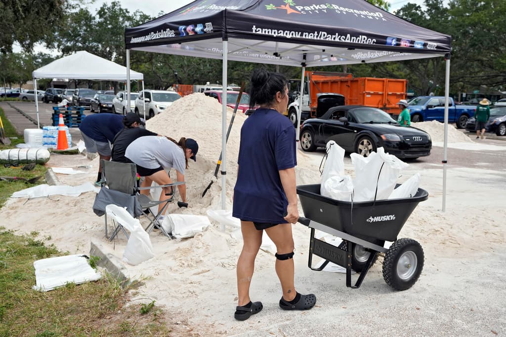 Según informó el gobernador de Florida Ron DeSantis, ante el posible impacto de la tormenta, se prevén fallas en el sistema de energía, así como la caída de árboles y de tendido eléctrico.