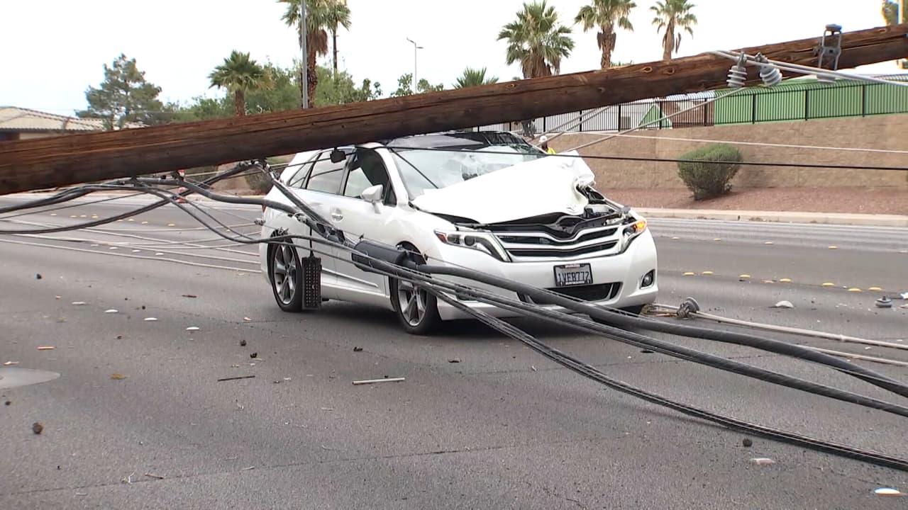 El momento en que una tormenta de arena tumba varios postes eléctricos sobre los autos en marcha