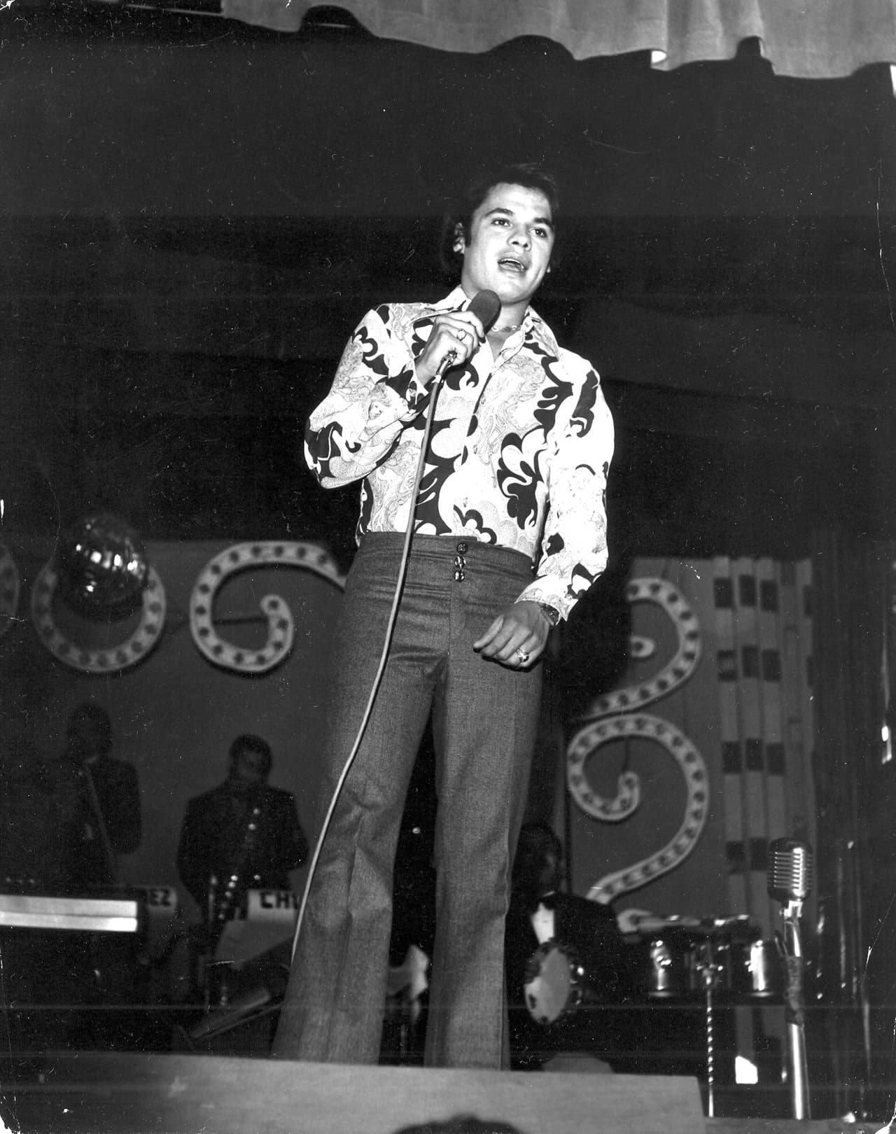 Nacido en Parácuaro, Michoacán, el 7 de enero de 1950, Alberto Aguilera Valadez mostró sus dotes musicales a los 13 años. Pero fue hasta el 7 de julio de 1971 cuando comenzó a escribir formalmente su carrera.