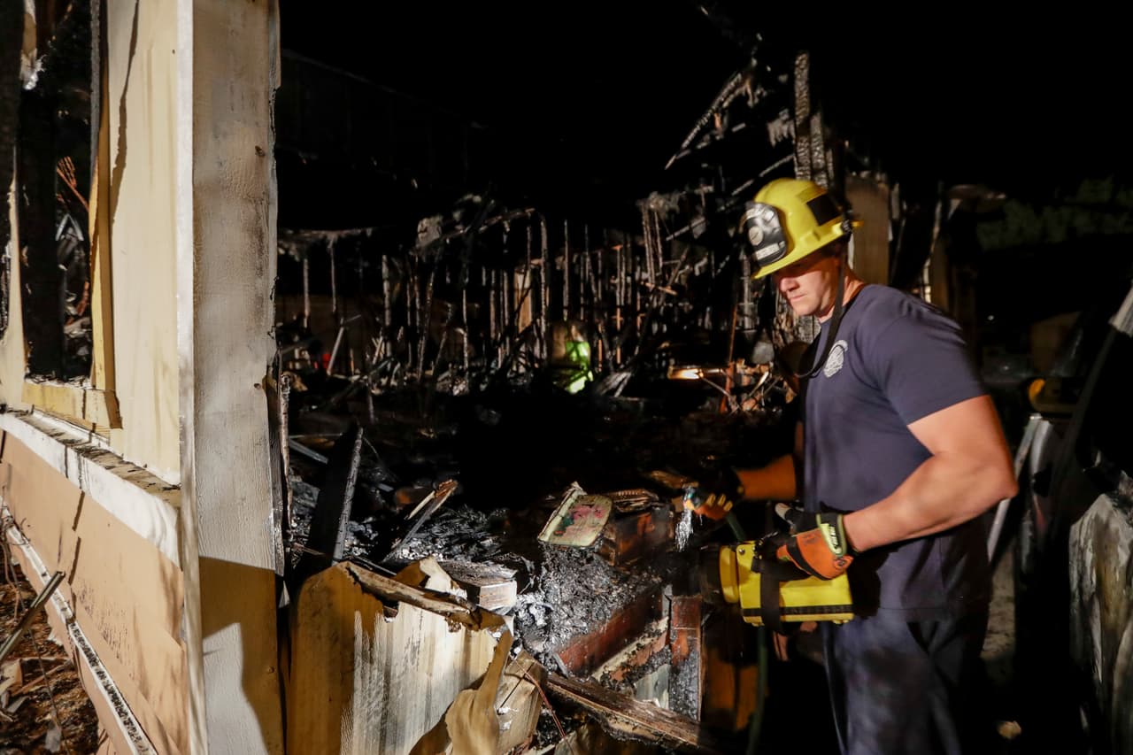 El departamento de Bomberos y la policía de Ridgecrest confirmaron que no hay reportes de heridos.
<b>"Nada más que lesiones menores, como cortes y moretones, gracias a Dios"</b>, dijo el jefe de la policía de Ridgecrest, Jed McLaughlin en
<a href="https://www.facebook.com/ridgecrestpd/videos/2522830407761144/" target="_blank">rueda de prensa</a>.
<br>