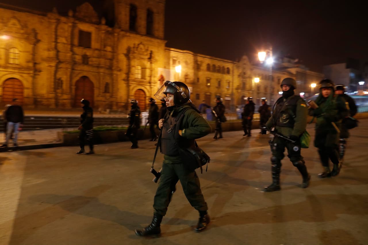 Las fuerzas de seguridad hacen patrullaje nocturno en las principales ciudades de Bolivia. El comandante de la policía, Yuri Calderón, señaló antes que los grupos violentos saquearon y quemaron unidades policiales en La Paz, en la vecina El Alto y en otras ciudades, reporta la AP.