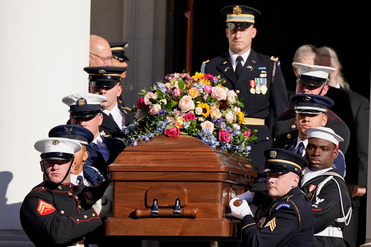 Un equipo de portadores del cuerpo de las Fuerzas Armadas lleva el ataúd de la ex primera dama Rosalynn Carter después de un servicio de homenaje en la Iglesia Glenn Memorial en la Universidad Emory.