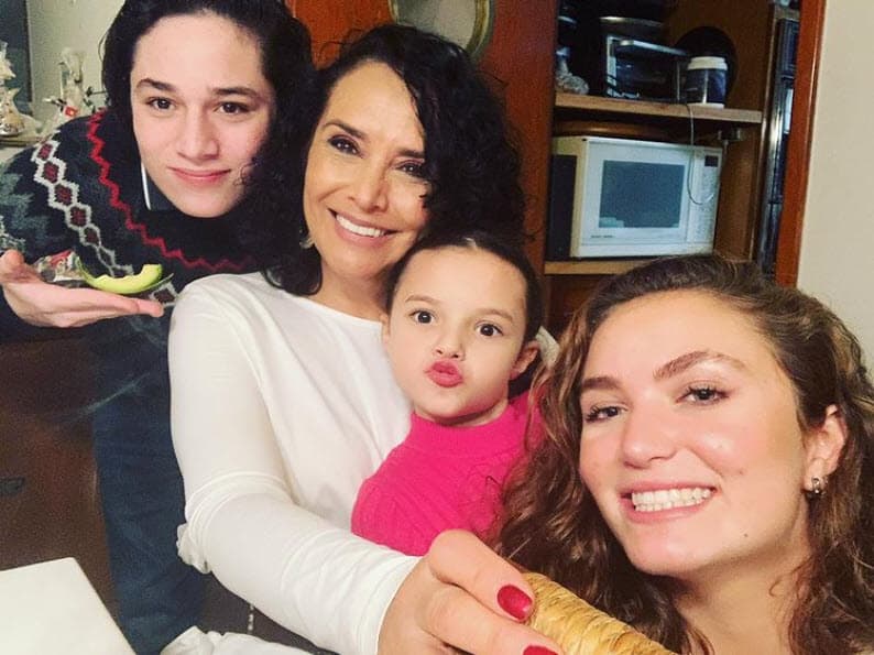 La actriz de la nueva versión de Los Ricos También Lloran, aseguró sentirse "tranquila" de que su hija menor se exprese así de su situación familiar.