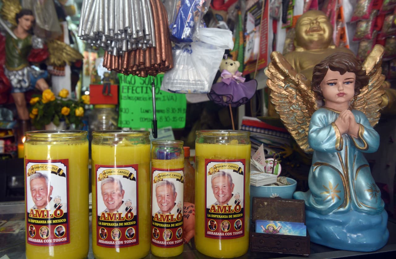 En un local esotérico del sureño estado de Tabasco, se pueden encontrar veladoras aromáticas con la imagen del candidato Andrés Manuel López Obrador que llevan la leyenda "AMLO, la esperanza de México". Abajo, en la misma etiqueta, agregan las fotografías de sus tres rivales Ricardo Anaya, José Antonio Meade y Jaime Rodríguez 'El Bronco' con el mensaje "arrasará con todos".