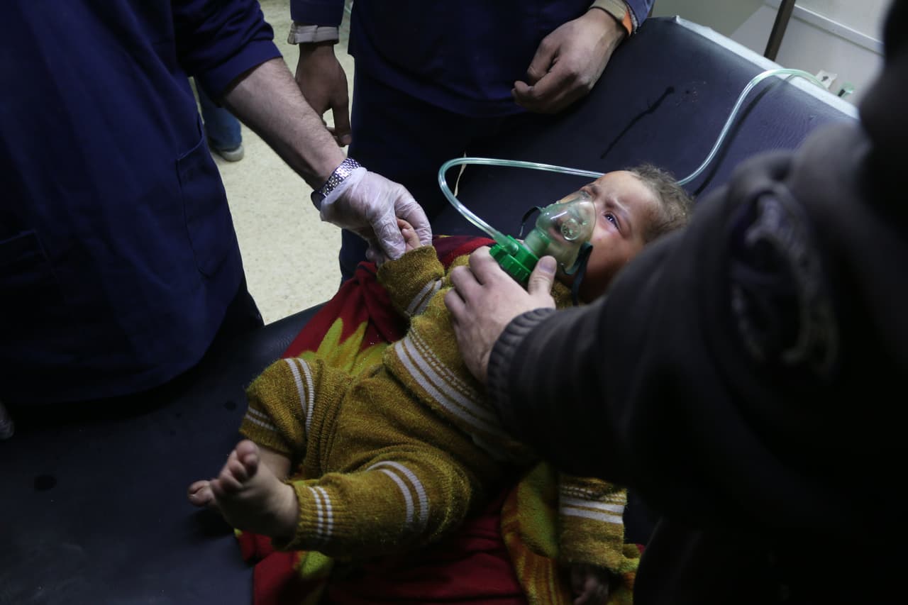 6 de marzo. Un bebé siendo tratado con oxígeno en un hospital de campaña después de un presunto ataque con gas cloro lanzado por el régimen de Asad en Hamouriyah, Guta Oriental. 805 civiles ya murieron, entre ellos 178 niños, en ataques del régimen respaldados por Rusia, aliado de Asad.
<br>
<br>