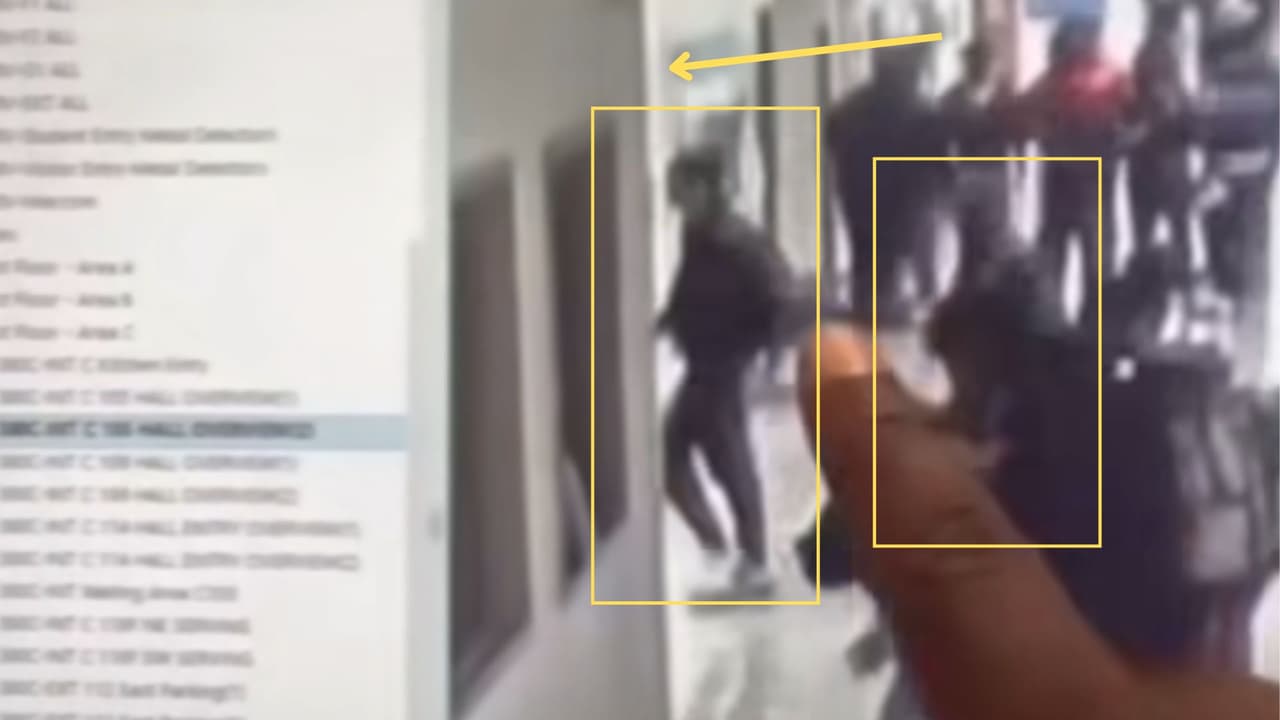 Ambos jóvenes cruzan el pasillo y 
<b>salen del encuadre de la cámara de seguridad.</b>