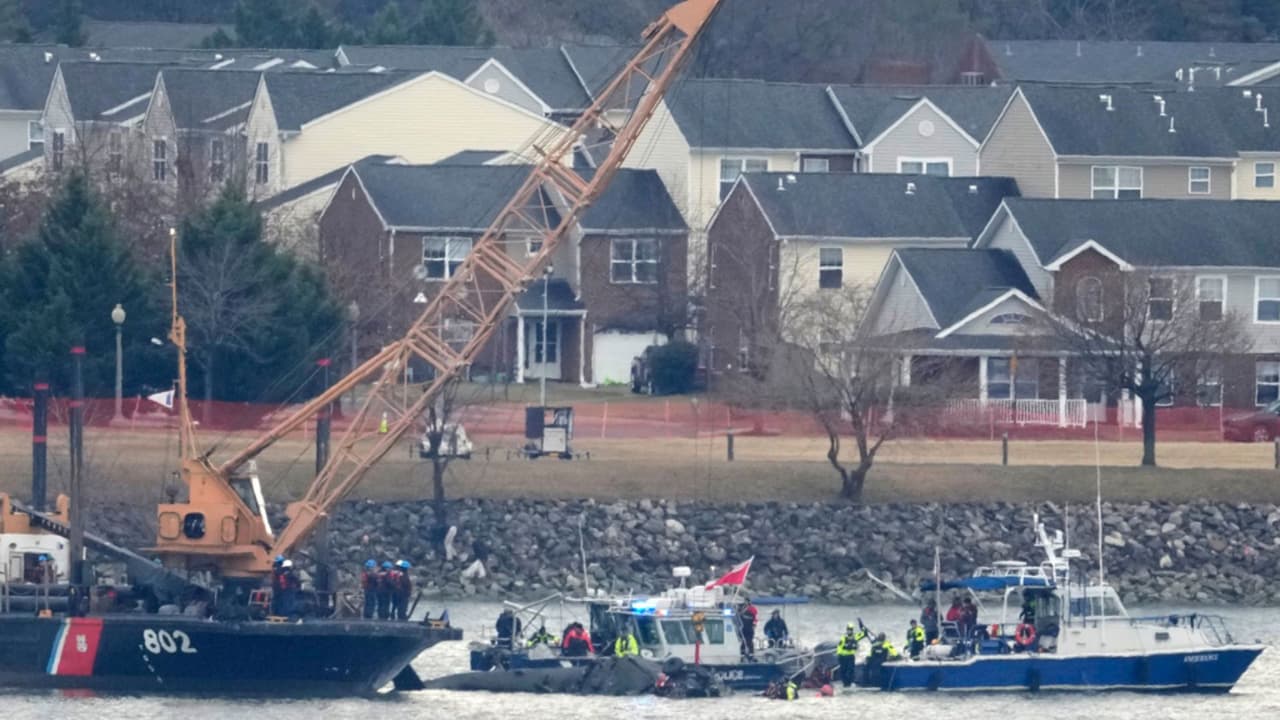 Recuperan cajas negras y 41 cuerpos tras choque de avión con helicóptero en el Potomac